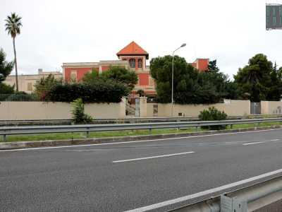 La si scorge percorrendo via Tatarella: parliamo di una grande struttura rossa che si erge maestosa sulla strada, caratterizzata da un torrino belvedere con il tetto a falde spioventi. Il suo nome � �Villa Torrebella�: un edificio di inizio 900 